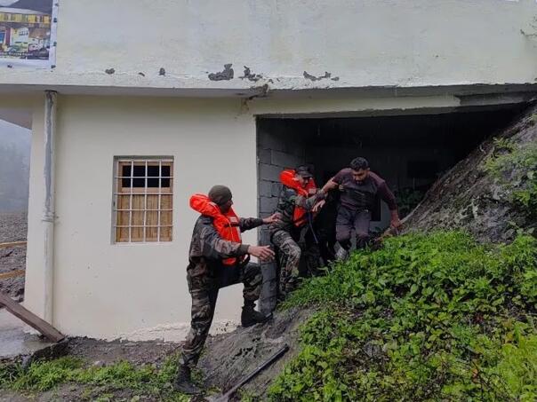 Indija šalje spasilačke ekipe na Himalaje, nakon što su bujice uništile grad na sjeveru zemlje