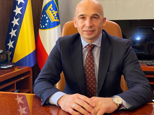 Javni interes iznad političkog reketa: Vlada ZDK osuđuje ucjenu Kasumovića