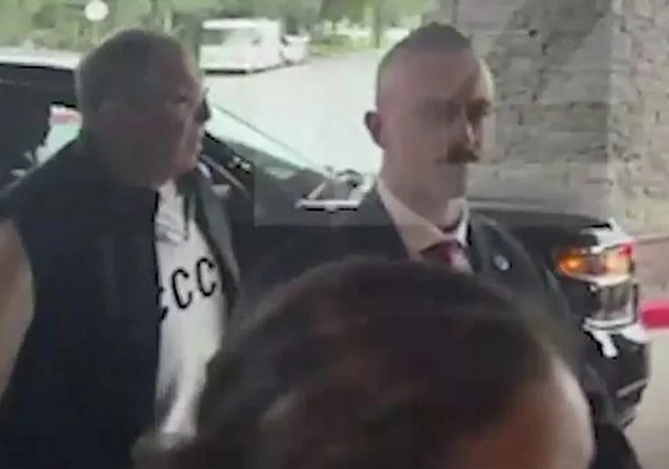 Lavrov ne krije namjere: Na Aljasku stigao u džemperu “SSSR”