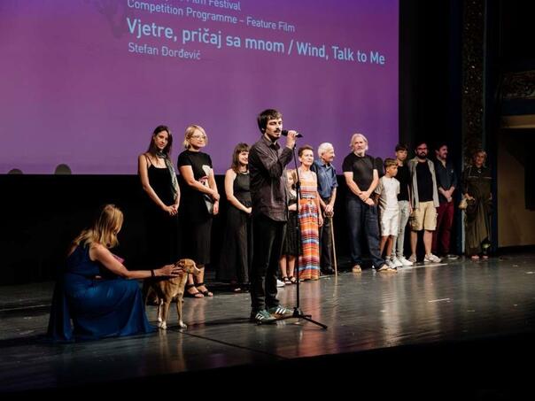 Lija, pas iz filma “Vetre, pričaj sa mnom”, postala zvijezda crvenog tepiha