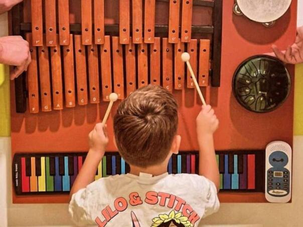 Muzičke ploče za djecu postavljene na Klinici za dječije bolesti u Mostaru