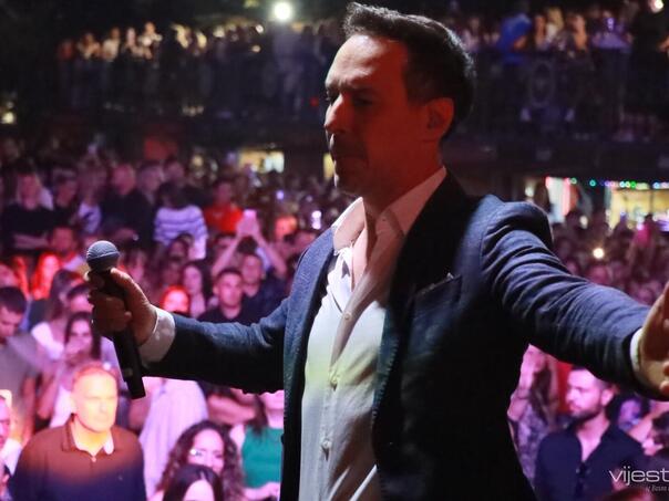 Peđa Jovanović ispunio Trg Alije Izetbegovića do posljednjeg mjesta