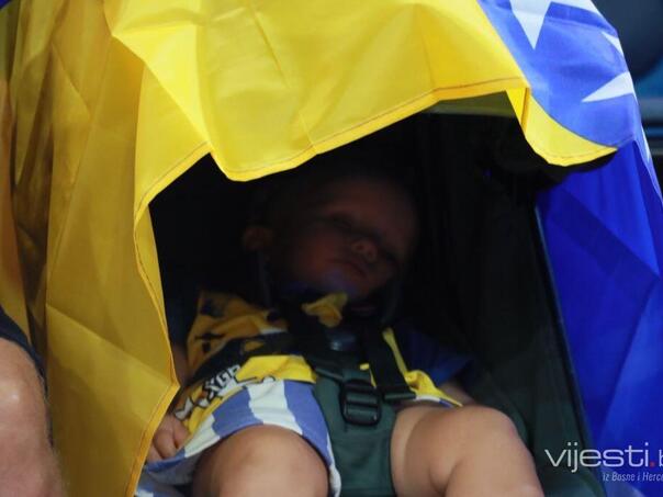 Najslađi navijač BiH na Kipru: Beba zaspala pod zastavom Zmajeva
