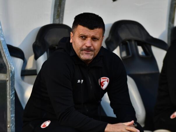 Navijači Radničkog stigli pred zgradu gdje živi Dudić nakon što su saznali za njegovu ostavku