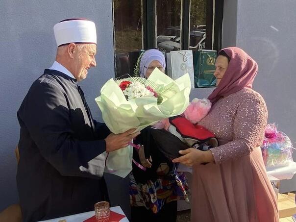 Reis Kavazović darivao deseto dijete porodice Selman u Bosanskom Petrovcu