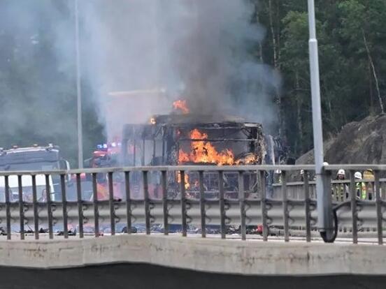 Teška nesreća kod Štokholma: Nakon sudara autobus i automobil u plamenu