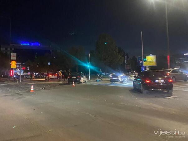 Teška nesreća u Sarajevu: Dijelovi automobila rasuti po cesti