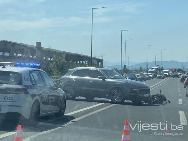 Težak sudar u Sarajevu, motociklista povrijeđen