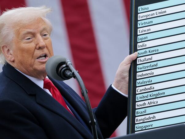 Trump uveo Indiji dodatnu carinu od 25 posto za kupovinu ruske nafte