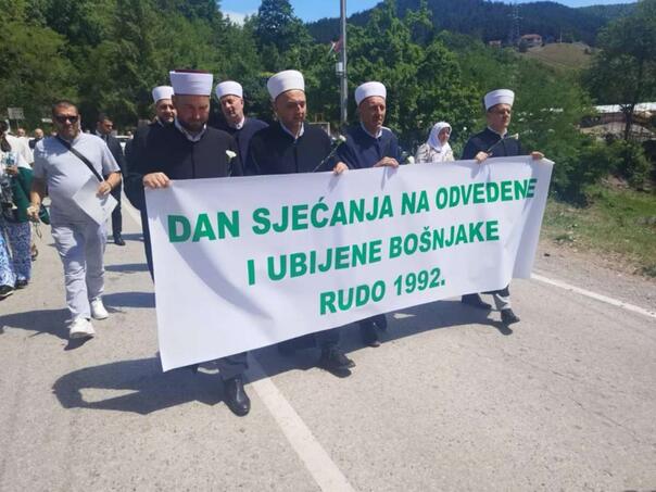 U Rudom obilježena 33. godišnjica zločina nad Bošnjacima: 101 ruža za nevino ubijene