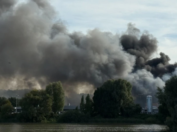 Veliki požar na jugu Hamburga: Krhotine letjele zrakom