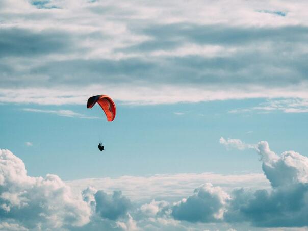Započelo 5. međunarodno takmičenje u paraglajdingu ‘Desant na Drvar’
