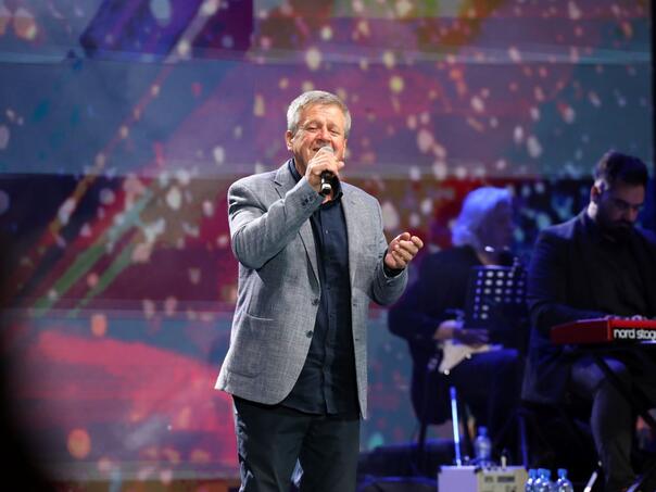 Završen 61. Ilidžanski festival, Nihad Alibegović dobitnik “Zlatnog mikrofona”