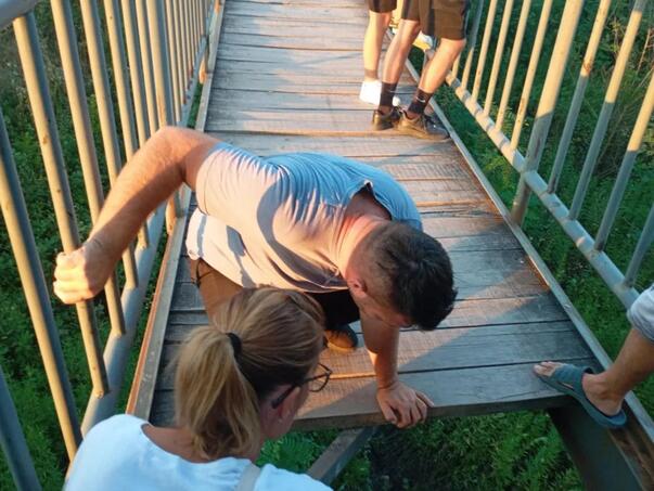 Živinice: Djevojčica propala kroz daske na pješačkom mostu