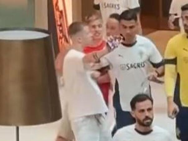Cristiano Ronaldo odgurnuo fana koji je pokušao napraviti selfie