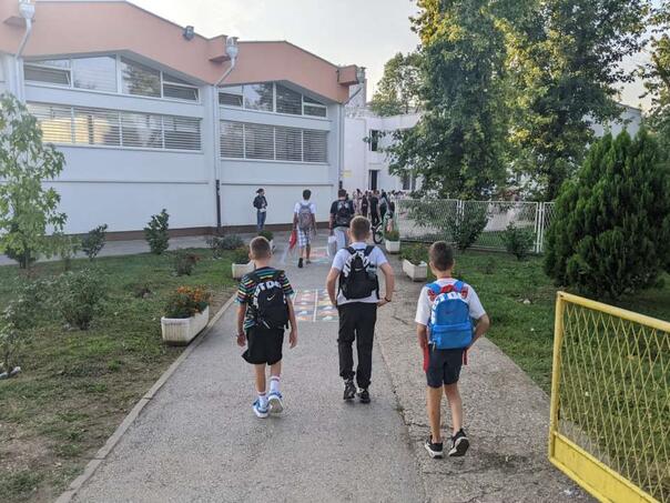 Hurtić poziva nadležne u RS da u škole vrate predmet o demokratiji