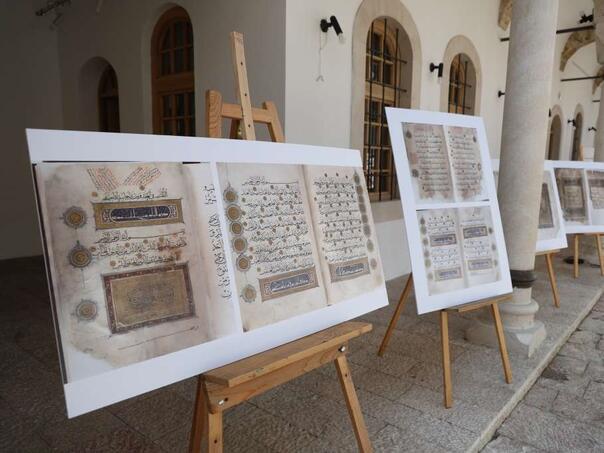 Izložba “Tišina papira i odsjaj pera” Ćazima Hadžimejlića otvorena u Gazi Husrev-begovom Hanikahu