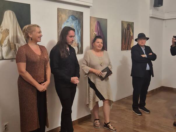 Izložba “Veo tajni” – anonimne figure i tišina glasnija od riječi