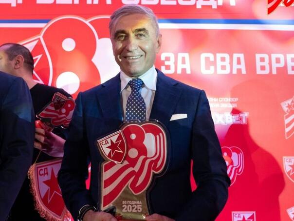 Legendarnom fudbaleru pozlilo na komemoraciji, srušio se za govornicom