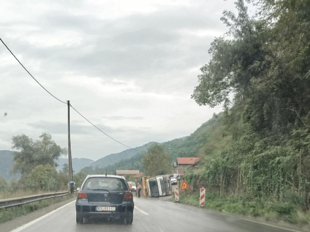 Na dionici Zenica–Nemila se prevrnuo teretnjak