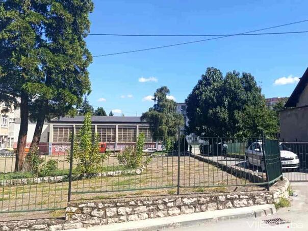 Određen pritvor maloljetniku iz Tuzle koji je nožem izbo mladića kod škole Kreka