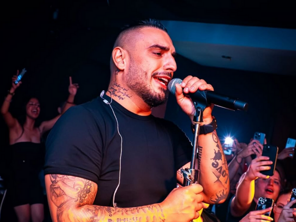 Mediji: Pjevača Darka Lazića kamatari izvukli iz kluba tokom nastupa u Beču