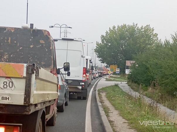 Prevoznici blokiraju saobraćajne trake u Sarajevu, formiraju se gužve