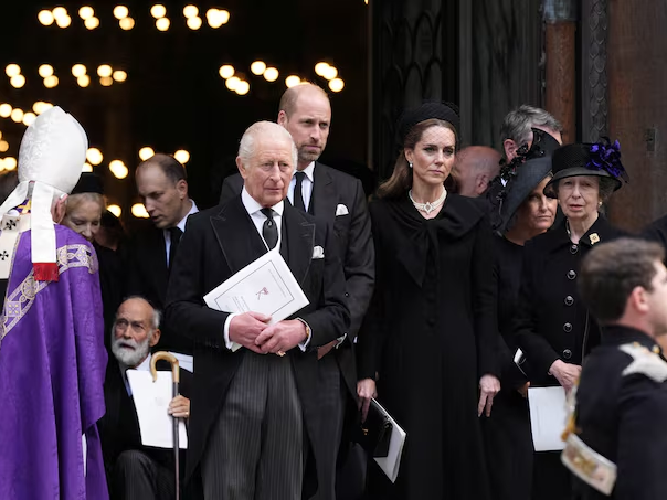 Prvi put u 400 godina britanski monarh bio na katoličkoj sahrani