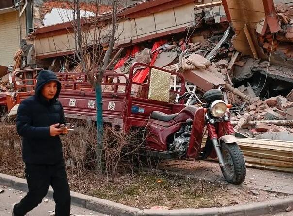 Razoran zemljotres u Kini razbacao crijepove, rušio kuće…