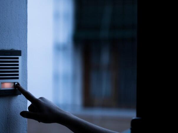 SAD: Muškarac upucao dijete jer mu je stalno zvonilo na interfon