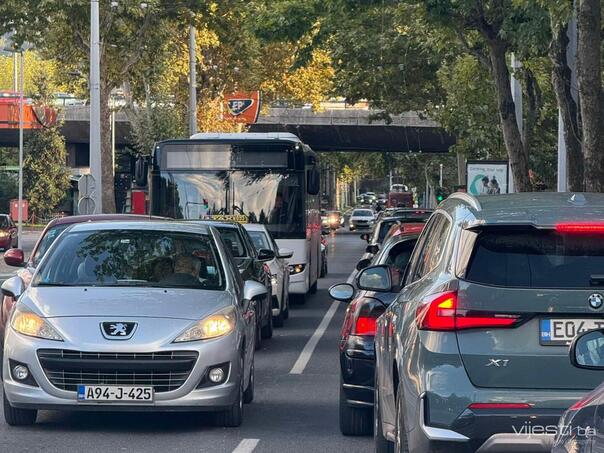 Saobraćajni kolaps u Sarajevu: Glavna ulica potpuno zakrčena