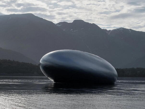 Šta se nalazi unutar misterioznog “crnog jajeta” koje plovi norveškim fjordom?