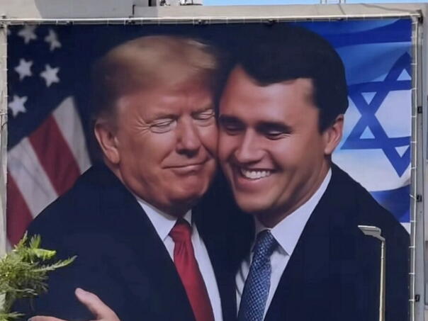 Trump objavio sebe i Kirka sa zastavama SAD-a i Izraela: Svi su voljeli Charlieja!