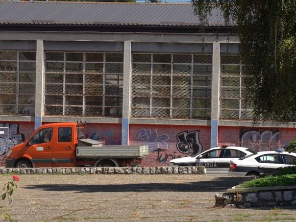 Uhapšen maloljetnik koji je izbo vršnjaka ispred škole u Tuzli