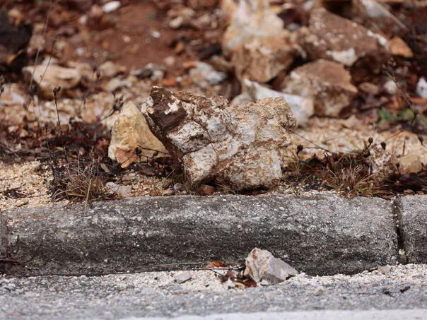 Uslovi za vožnju otežani, upozorenje vozačima na udarne rupe i odrone na kolovozima