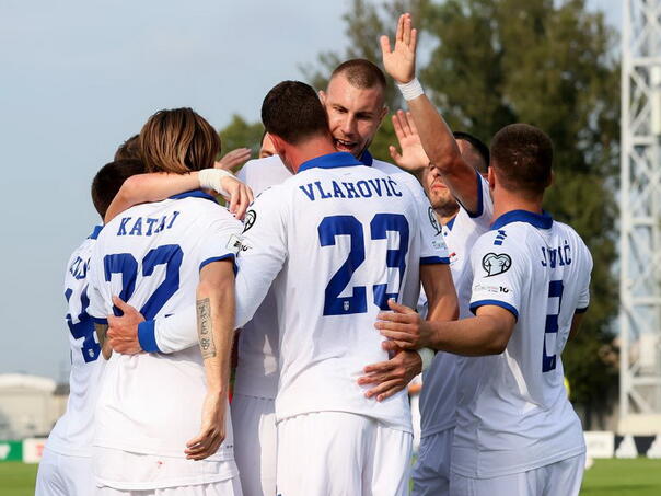 Vlahović pogodio za pobjedu Srbije u Rigi i skok na drugo mjesto