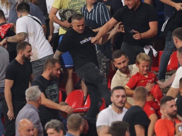 Vučićevi “batinaši” tukli ljude na utakmici Srbija-Engleska