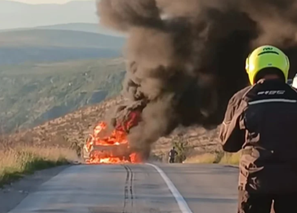 Zapalio se automobil na putu Stolac – Ljubinje, izazvao haos u saobraćaju