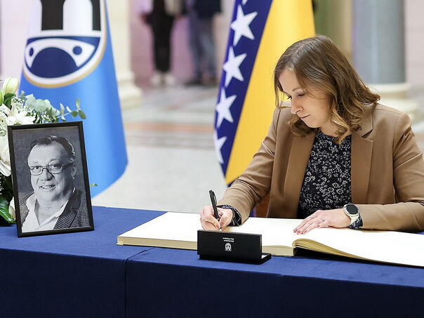 Austrijska ministrica se upisala u Knjigu žalosti povodom smrti Halida Bešlića