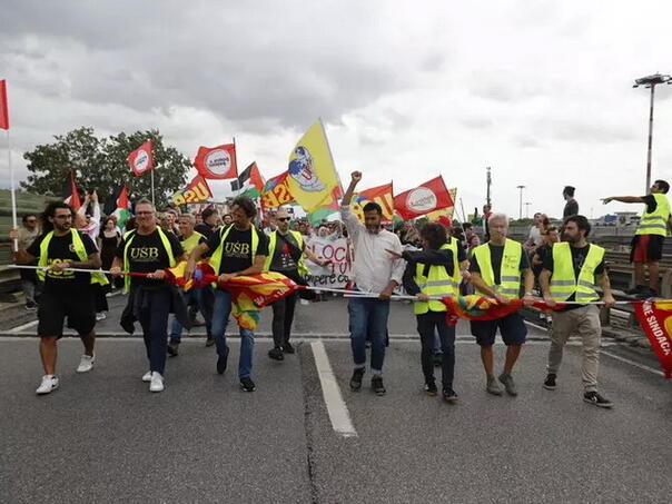 Demonstranti na pisti aerodroma u Pisi, letovi obustavljeni