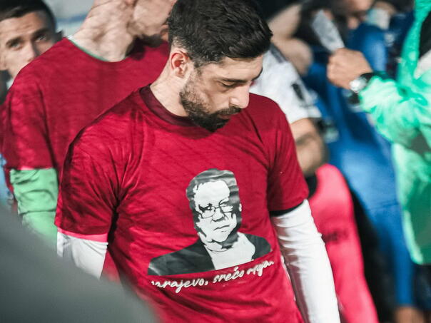 Igrači Sarajeva u majicama sa likom Halida Bešlića, na Grbavici “Ljiljani”