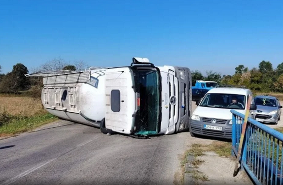 Obustavljen saobraćaj na magistralnom putu: Prevrnuo se kamion