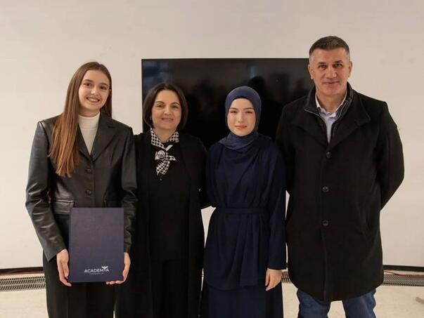 Dodijeljene stipendije u čast Azre i Alme: Nagrađene najbolje studentice