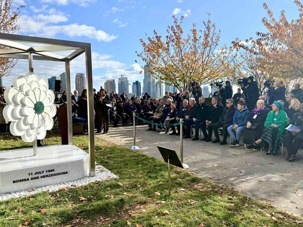 Otkriven spomenik “Cvijet Srebrenice” u New Yorku