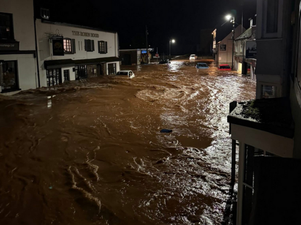 Stravična poplava u Velsu, rijeke teku ulicama
