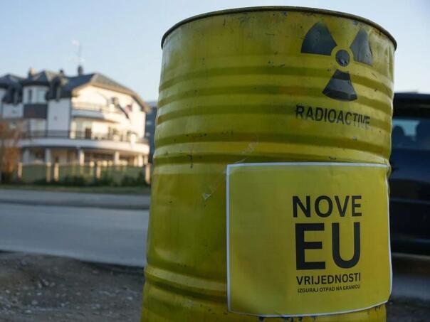 Burad s oznakama radioaktivnog otpada doÄekala PlenkoviÄa u Banjoj Luci