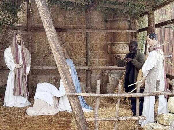 Čega se dosjetio: Migrant glumio kip kako bi se sakrio od policije