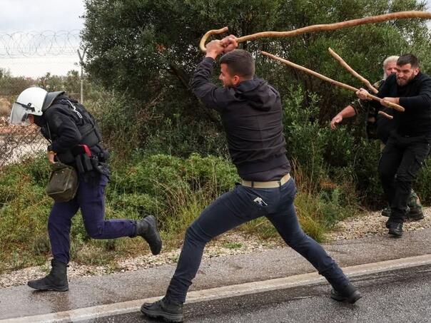 Protest poljoprivrednika širom Grčke, na Kritu zatvorili aerodromsku pistu