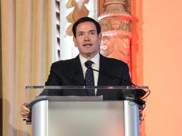 Rubio pozdravlja “novu stranicu” Sirije na godišnjicu svrgavanja Asada