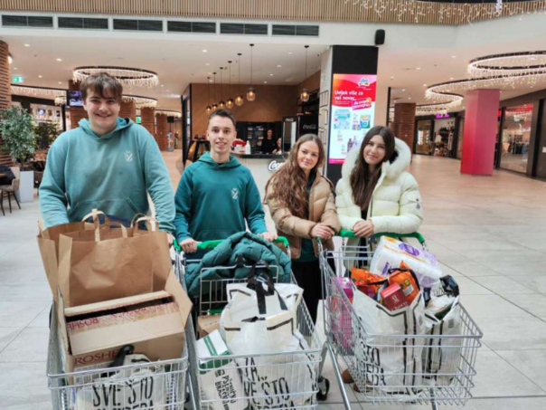 Srednjoškolci obezbijedili pomoć za 15 porodica sa područja općine Ilidža